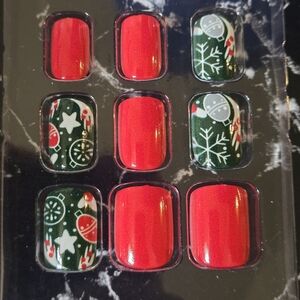 24 Pcs Red and Green Festive Nail Set